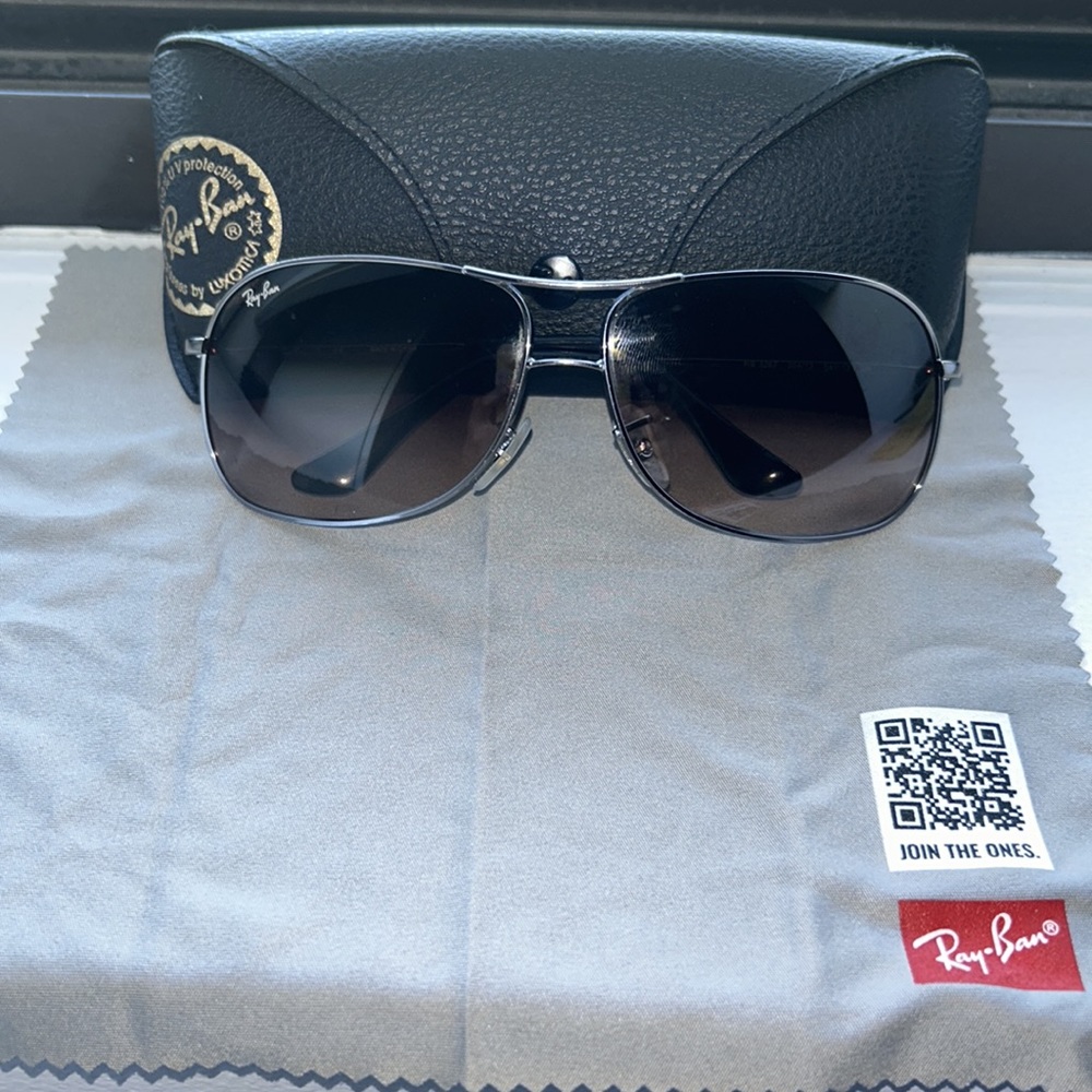 Men’s unisex aviator Ray Bans